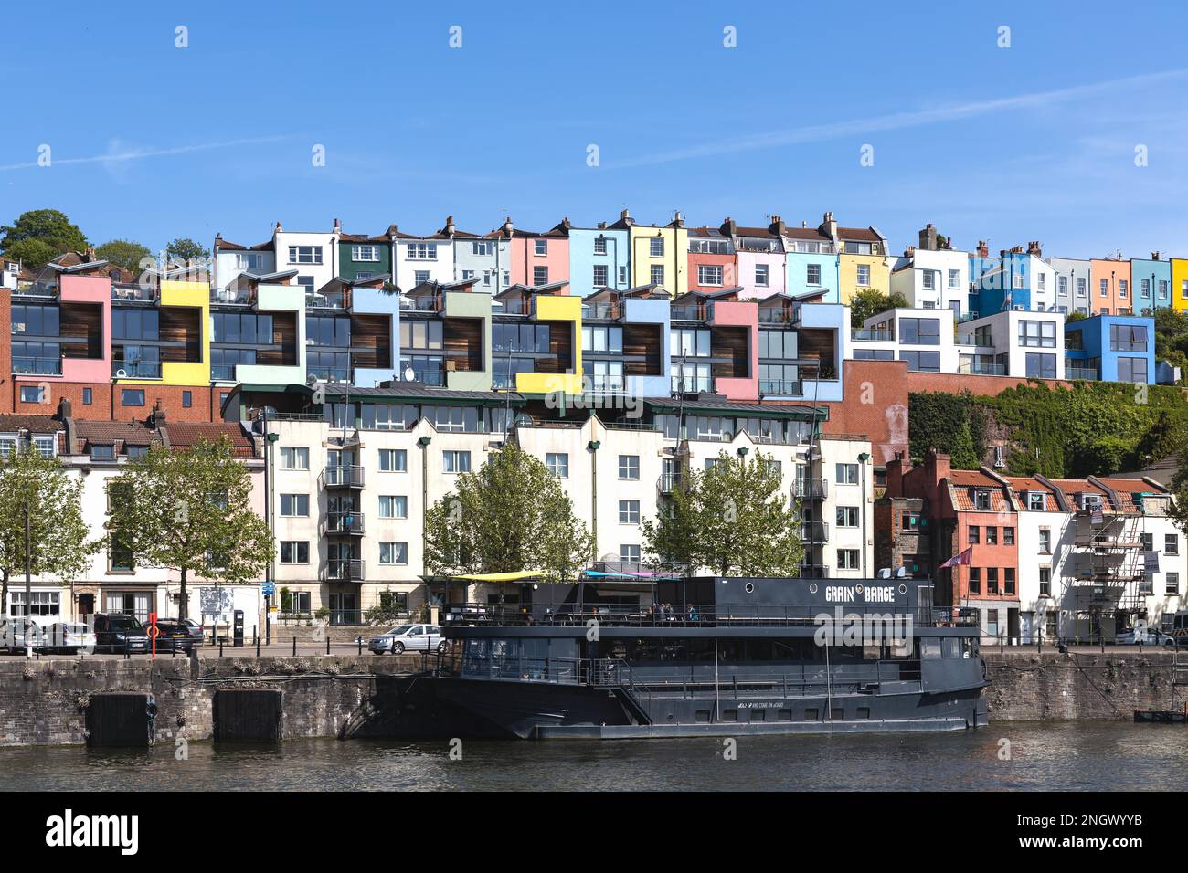 BRISTOL, Regno Unito - 14 maggio : vista delle barche e colorati appartamenti lungo il fiume Avon a Bristol il 14 maggio 2019. Persone non identificate Foto Stock