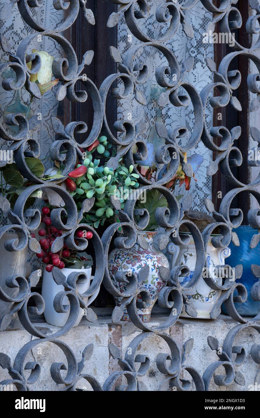 Pentole e barrette ornate in Toscana Foto Stock