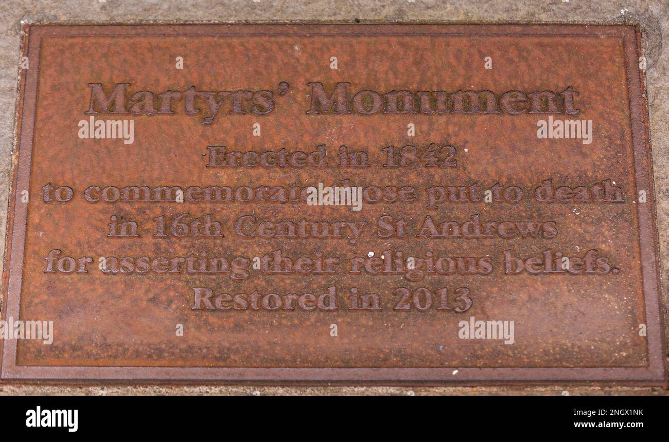 ST ANDREWS, SCOZIA, EUROPA - targa per il monumento ai Martiri. Foto Stock