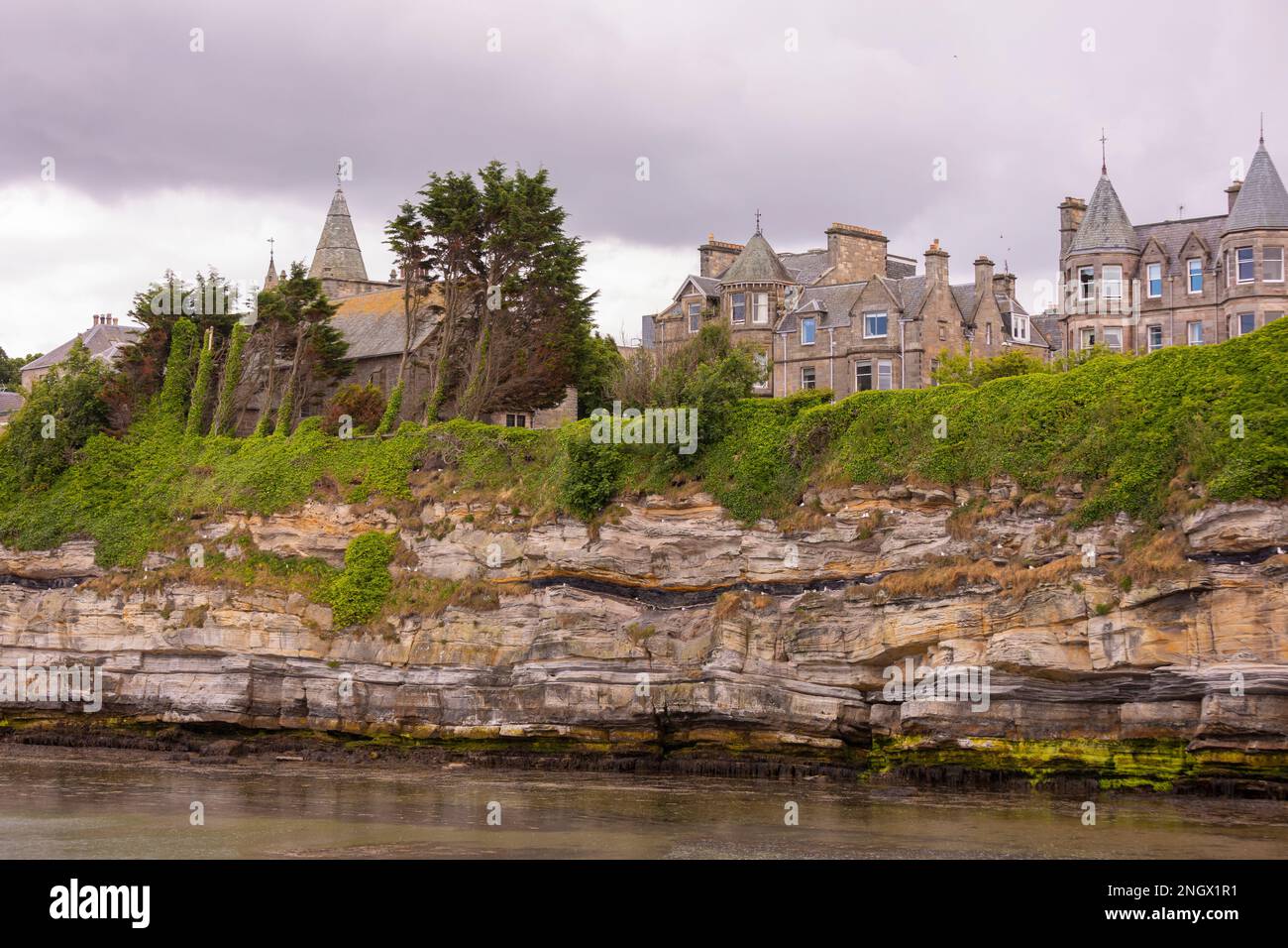 ST ANDREWS, FIFE, SCOZIA, EUROPA - St Andrews University. Edifici lungo il Scores, sul lungomare. Foto Stock