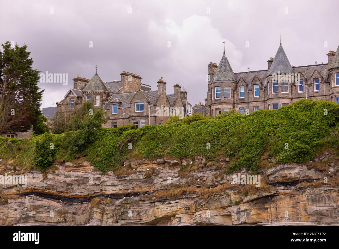 ST ANDREWS, FIFE, SCOZIA, EUROPA - St Andrews University. Edifici lungo il Scores, sul lungomare. Foto Stock