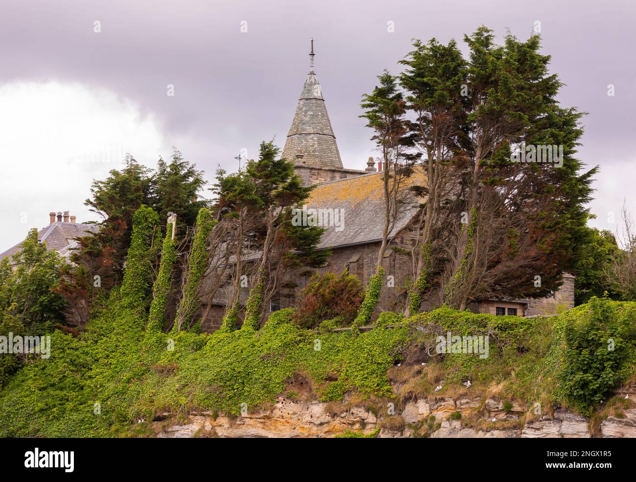 ST ANDREWS, FIFE, SCOZIA, EUROPA - St Andrews University. Edifici lungo il Scores, sul lungomare. Chiesa cattolica di San Giacomo. Foto Stock
