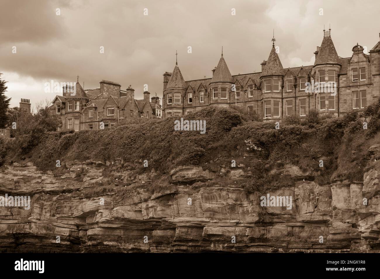 ST ANDREWS, FIFE, SCOZIA, EUROPA - St Andrews University. Edifici lungo il Scores, sul lungomare. Foto Stock