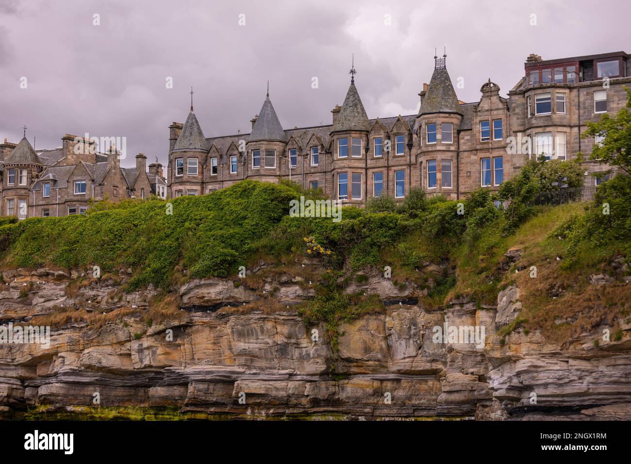 ST ANDREWS, FIFE, SCOZIA, EUROPA - St Andrews University. Edifici lungo il Scores, sul lungomare. Foto Stock