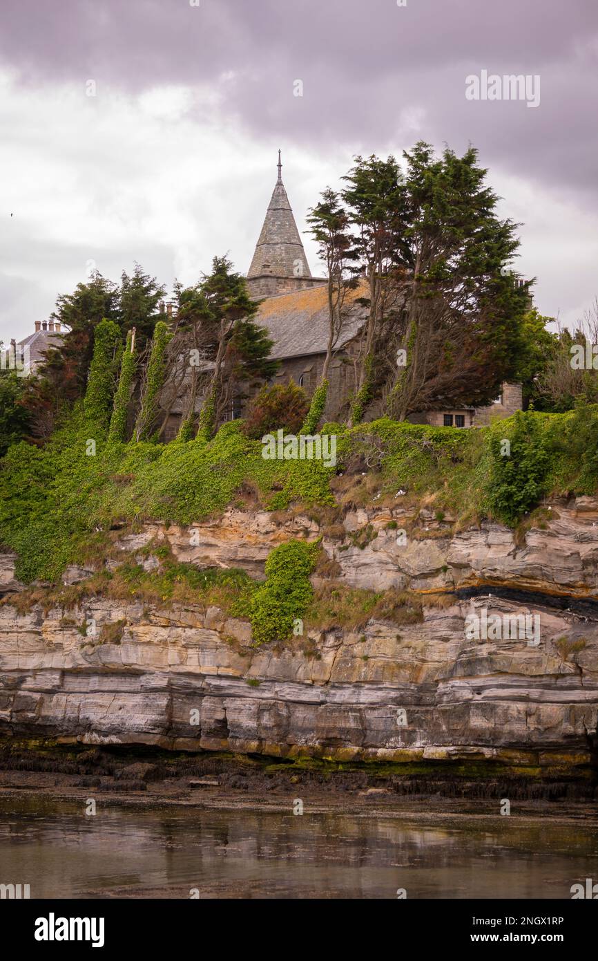 ST ANDREWS, FIFE, SCOZIA, EUROPA - St Andrews University. Edifici lungo il Scores, sul lungomare. Chiesa cattolica di San Giacomo. Foto Stock