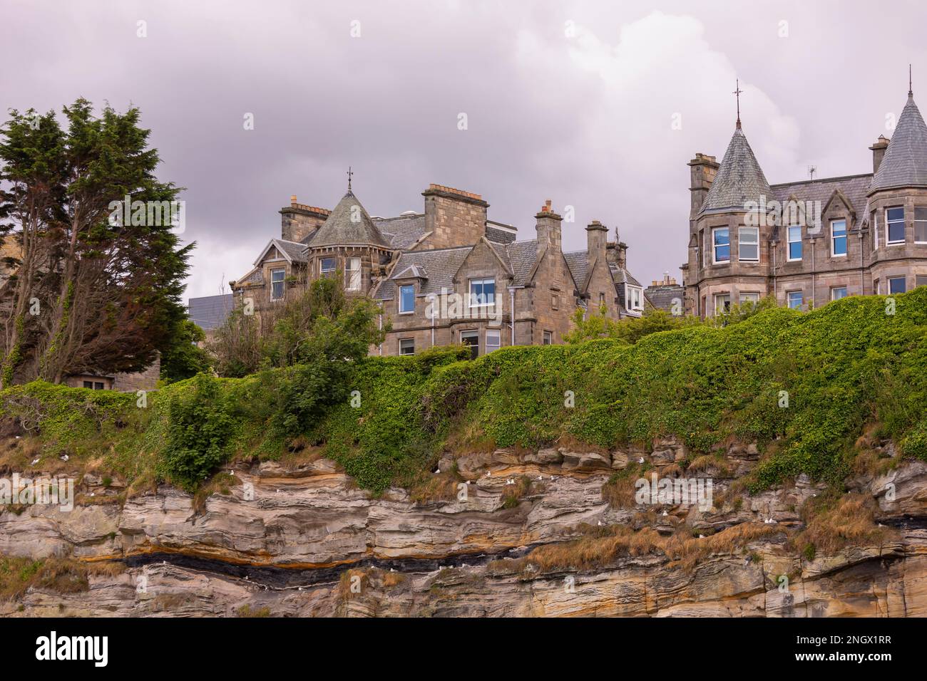 ST ANDREWS, FIFE, SCOZIA, EUROPA - St Andrews University. Edifici lungo il Scores, sul lungomare. Foto Stock