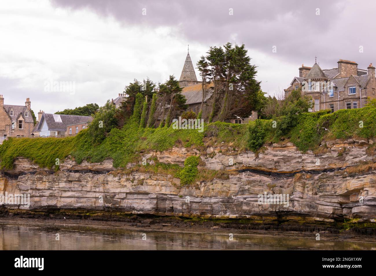 ST ANDREWS, FIFE, SCOZIA, EUROPA - St Andrews University. Edifici lungo il Scores, sul lungomare. Chiesa cattolica di San Giacomo. Foto Stock