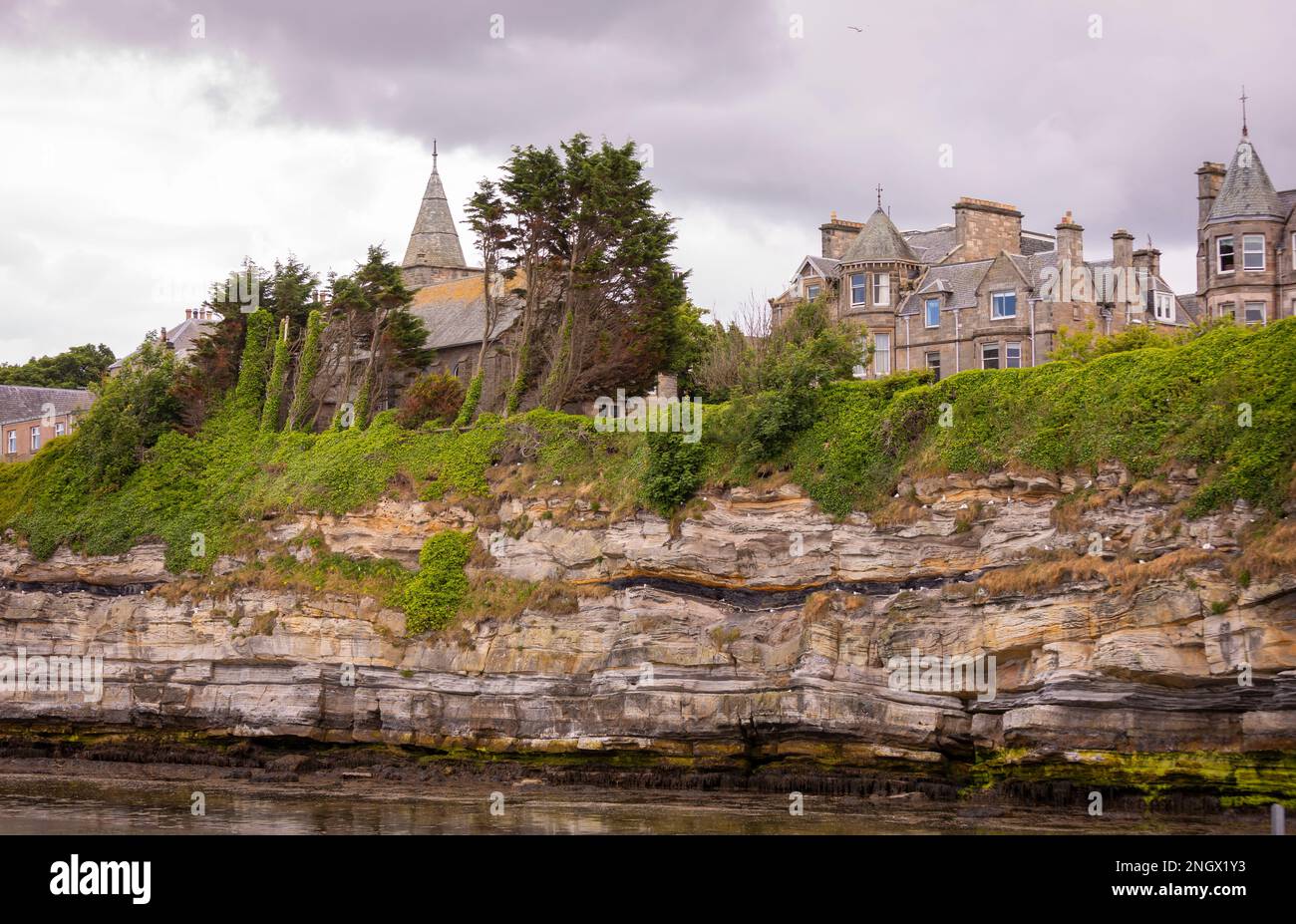 ST ANDREWS, FIFE, SCOZIA, EUROPA - St Andrews University. Edifici lungo il Scores, sul lungomare. Chiesa cattolica di San Giacomo. Foto Stock
