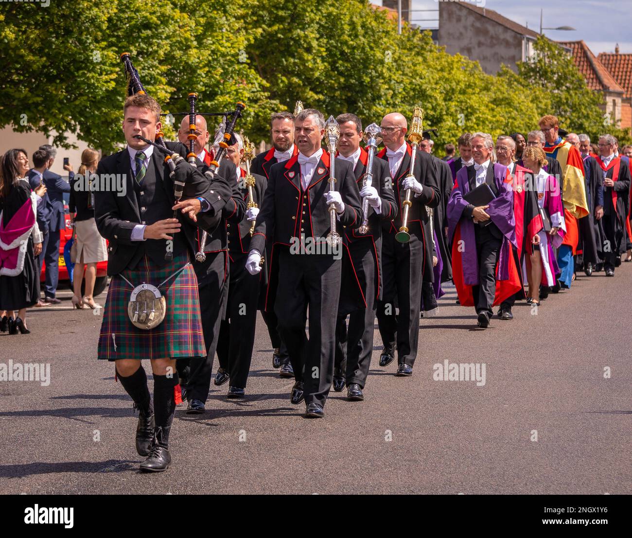 ST ANDREWS, FIFE, SCOZIA, EUROPA - Bag Piper e portatori di macis, durante la processione del giorno della laurea presso la St Andrews University. Foto Stock