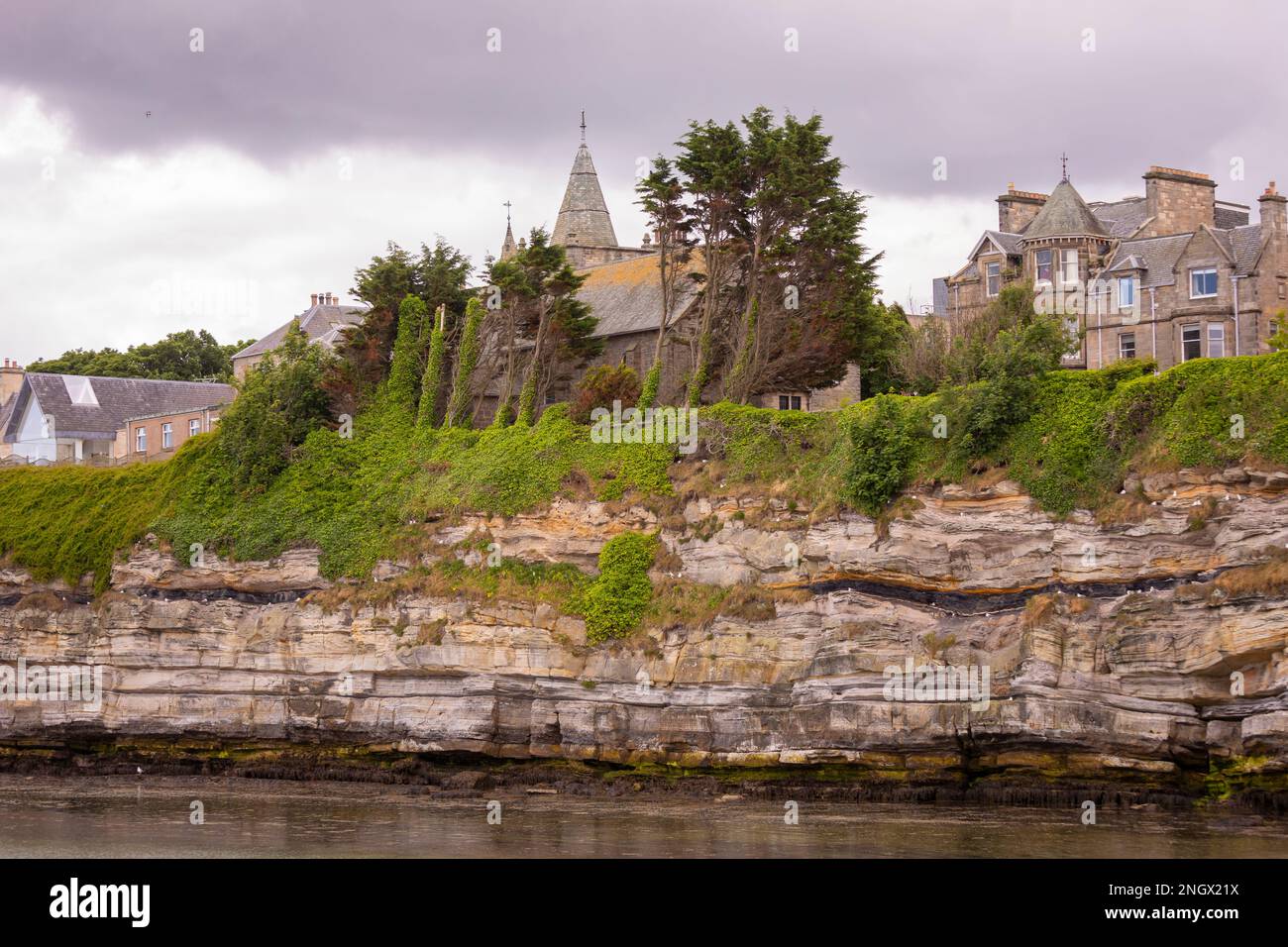 ST ANDREWS, FIFE, SCOZIA, EUROPA - St Andrews University. Edifici lungo il Scores, sul lungomare. Chiesa cattolica di San Giacomo. Foto Stock