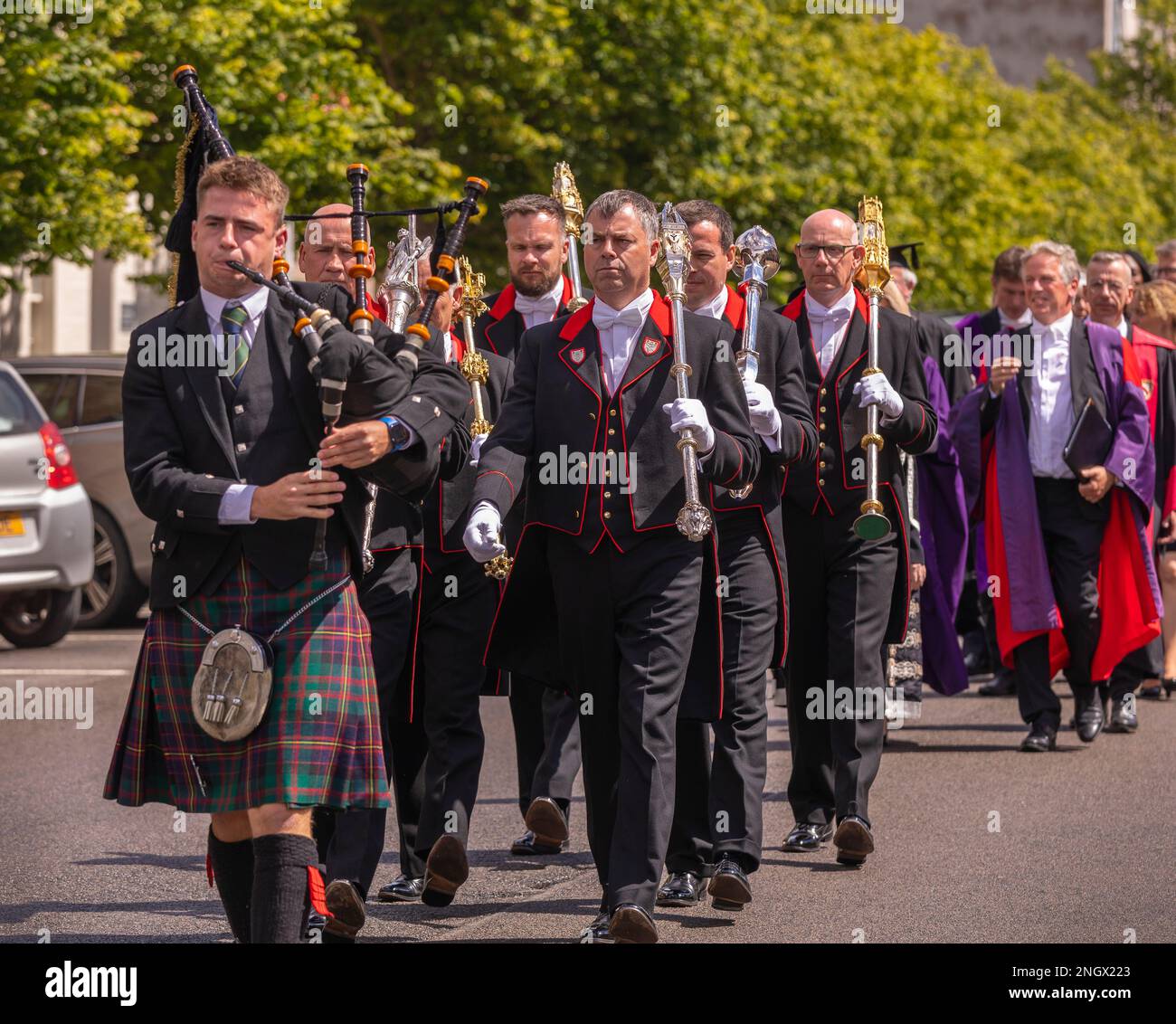 ST ANDREWS, FIFE, SCOZIA, EUROPA - Bag Piper e portatori di macis, durante la processione del giorno della laurea presso la St Andrews University. Foto Stock
