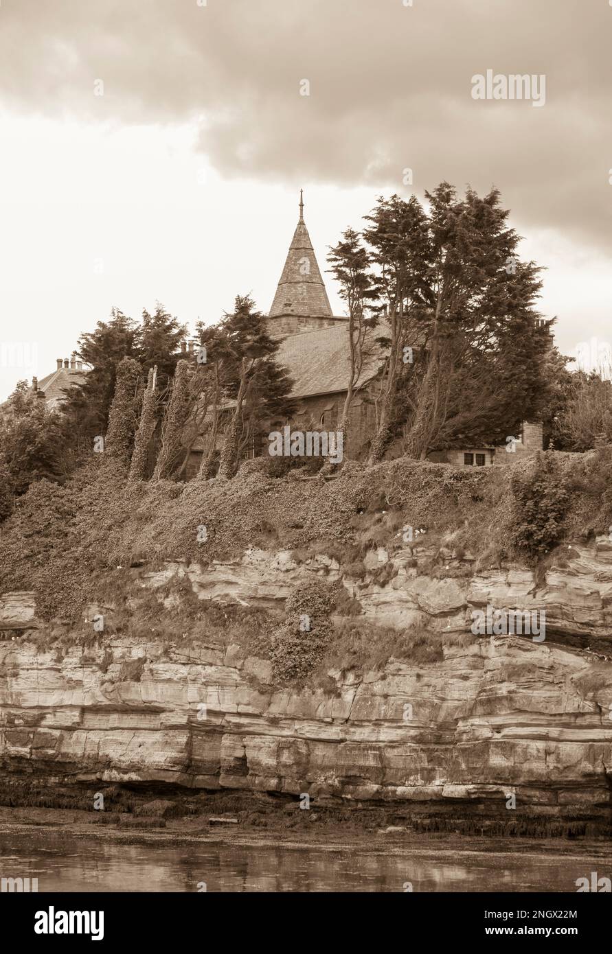 ST ANDREWS, FIFE, SCOZIA, EUROPA - St Andrews University. Edifici lungo il Scores, sul lungomare. Chiesa cattolica di San Giacomo. Foto Stock