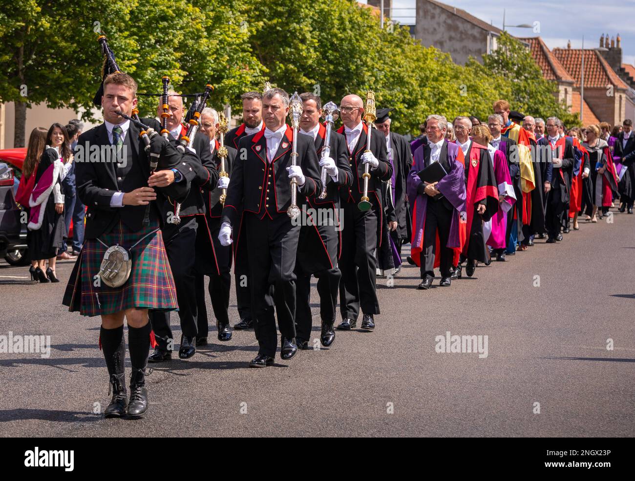 ST ANDREWS, FIFE, SCOZIA, EUROPA - Bag Piper e portatori di macis, durante la processione del giorno della laurea presso la St Andrews University. Foto Stock
