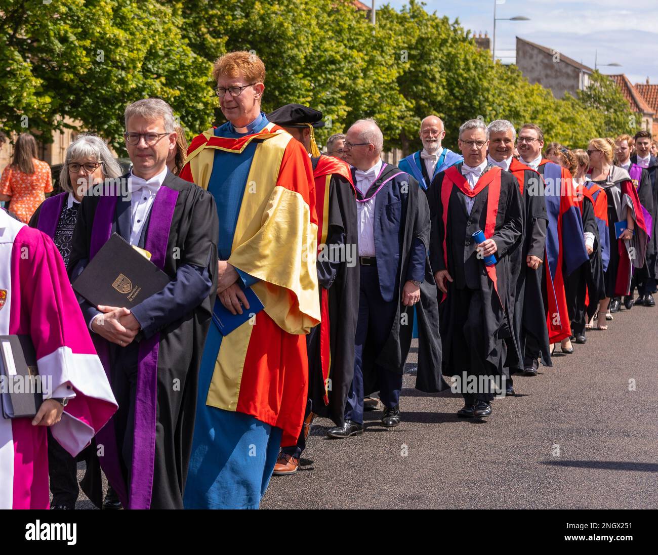 ST ANDREWS, FIFE, SCOZIA, EUROPA - Facoltà e personale durante la processione del giorno delle lauree alla St Andrews University. Foto Stock