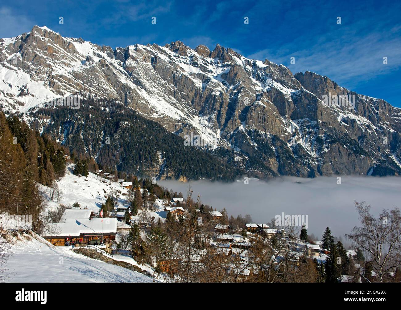 La frazione di Mayens de Chamoson ai piedi della cima di Haut de Cry in inverno, Mayens de Chamoson, Vallese, Svizzera Foto Stock