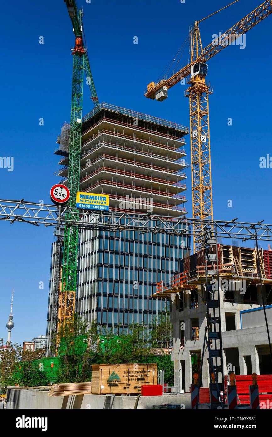 Cantiere, torre degli uffici Edge East Side, Helen-Ernst-Strasse, Friedrichshain, Berlino, Germania Foto Stock