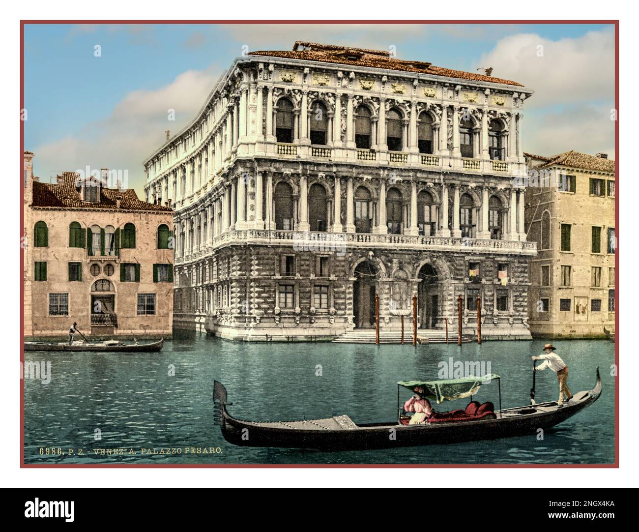 Vintage Venezia Chromolithograph Gondola gondoliere e passeggero femmina colore Photochrom Grand Canal Pesaro Palace, Venezia, Italia 1900 Foto Stock