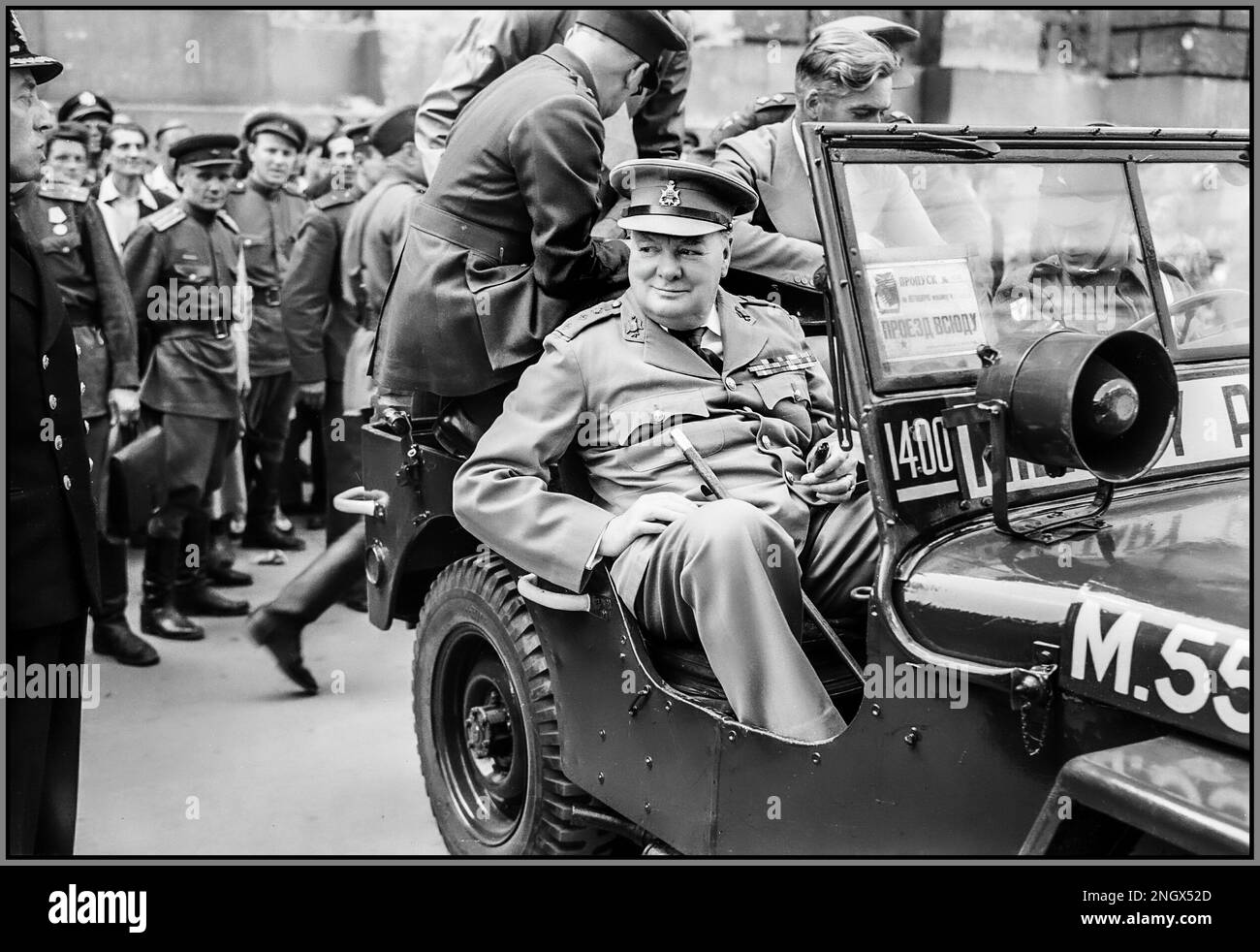 Winston Churchil WW2 primo Ministro 1945 Berlino Germania, in una jeep militare britannica dietro di lui il Ministro degli esteri britannico Anthony Eden Conte di Avon al di fuori del Reichstag tedesco durante un tour della città distrutta di Berlino, Germania 16 luglio 1945 alla fine della seconda guerra mondiale WW2 Foto Stock
