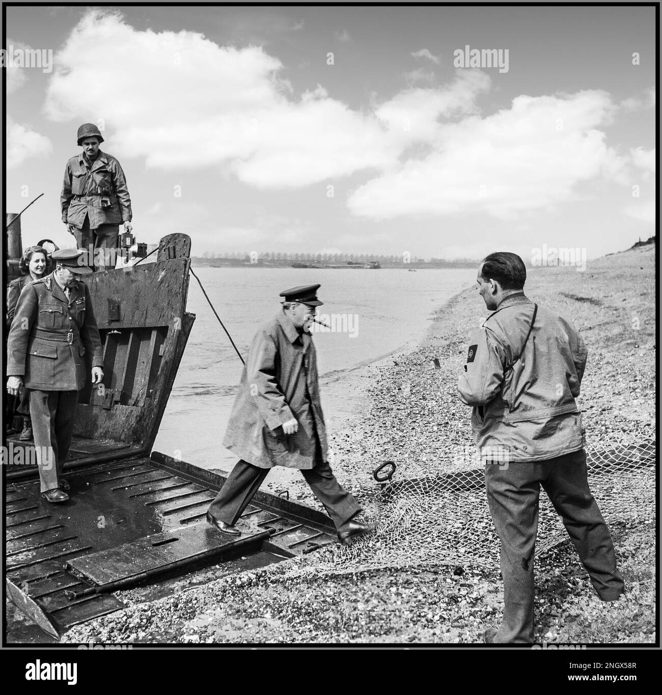 Winston Churchill 1945 primo Ministro britannico con sigaro di marca. WW2 immagine della propaganda alleata, passi a riva da un'imbarcazione americana di atterraggio d'assalto sulla riva orientale del Reno tedesco, vicino a Wesel, Germania nazista 25 marzo 1945 seconda guerra mondiale seconda guerra mondiale Foto Stock