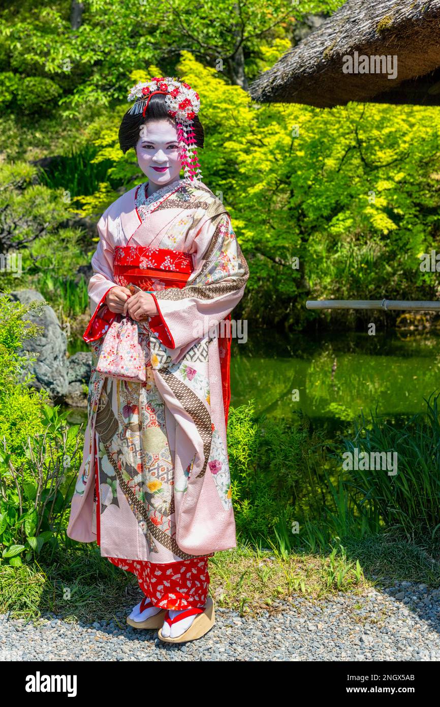 Kyoto Giappone. Donna che indossa un kimono tradizionale Foto Stock