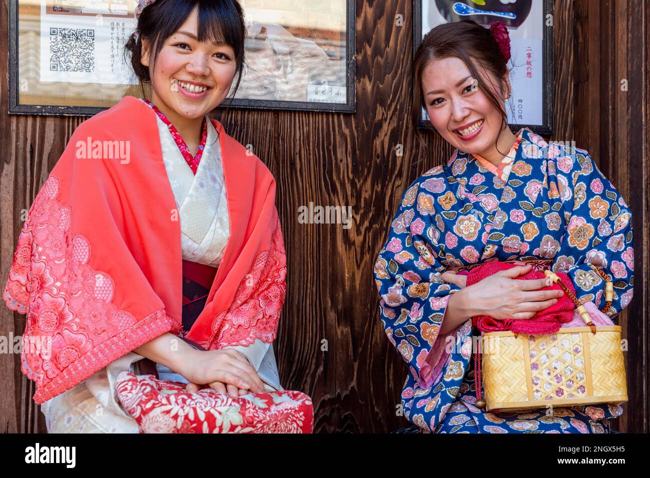 Kyoto Giappone. Donne sorridenti che indossano il kimono tradizionale Foto Stock