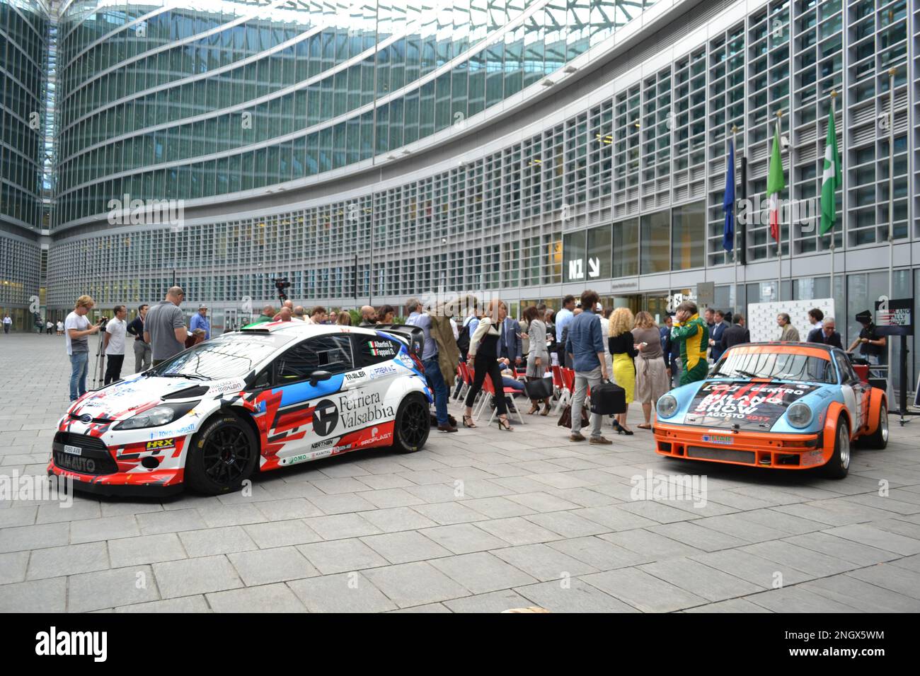 Esposizione di auto da rally presso la sede della Regione Lombardia durante la conferenza stampa del futuro evento "Milano Rally Show 2017" Foto Stock