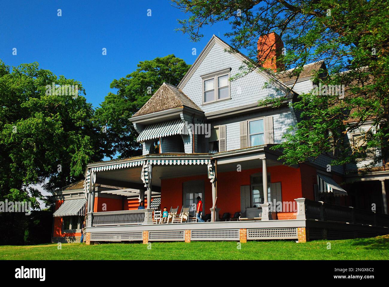 Una famiglia si riunisce sulla parchia di Sagamore Hill, l'ex casa del presidente degli Stati Uniti Theodore Roosevelt Foto Stock