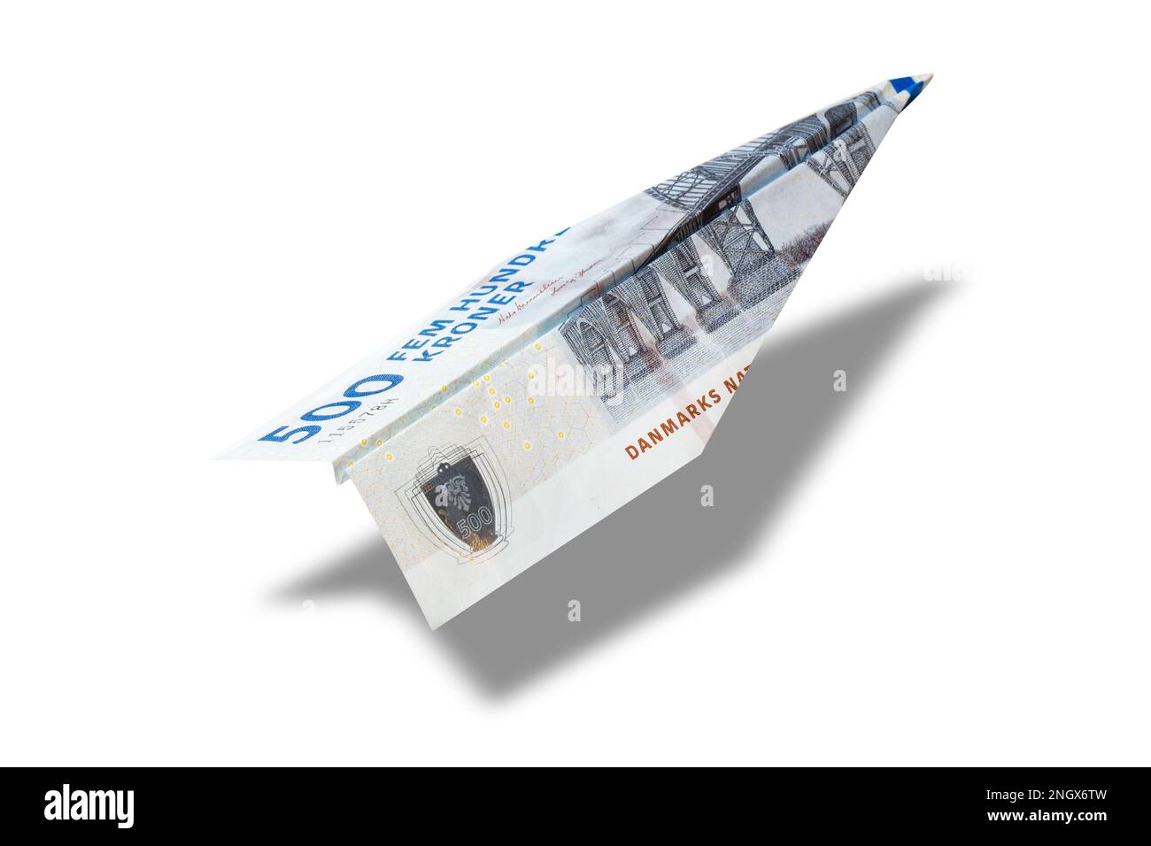 Banconota danese Krone piegata in aereo isolato su sfondo bianco. Trasferimento di denaro espresso DKK o pagamento bancario. Costi di viaggio in Danimarca. Foto Stock