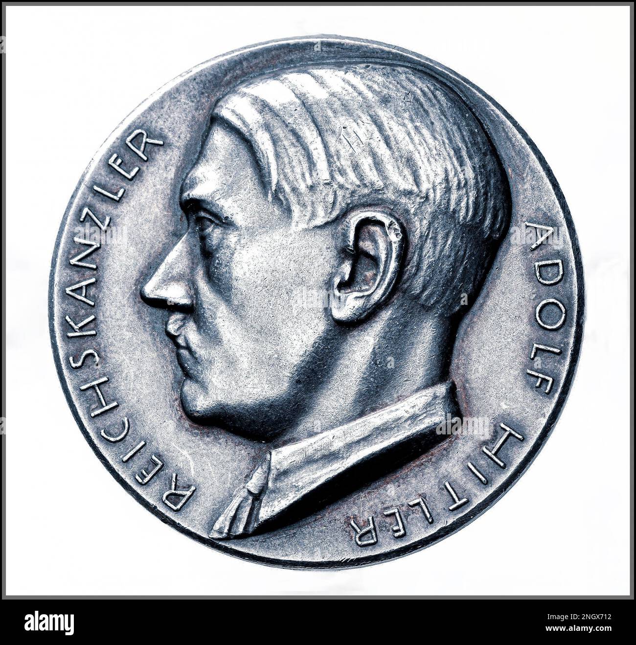 Adolf Hitler Medallion Coin 1930s busto di Hitler di fronte a sinistra con l'iscrizione, 'REICHSKANZLER ADOLF HITLER'. 50mm di dimensioni, 1,9 once di peso. faccia commemorativa della moneta. Profilo della testa 'Reichskanzler' nazista Germania 1930s Reichschancellor Foto Stock