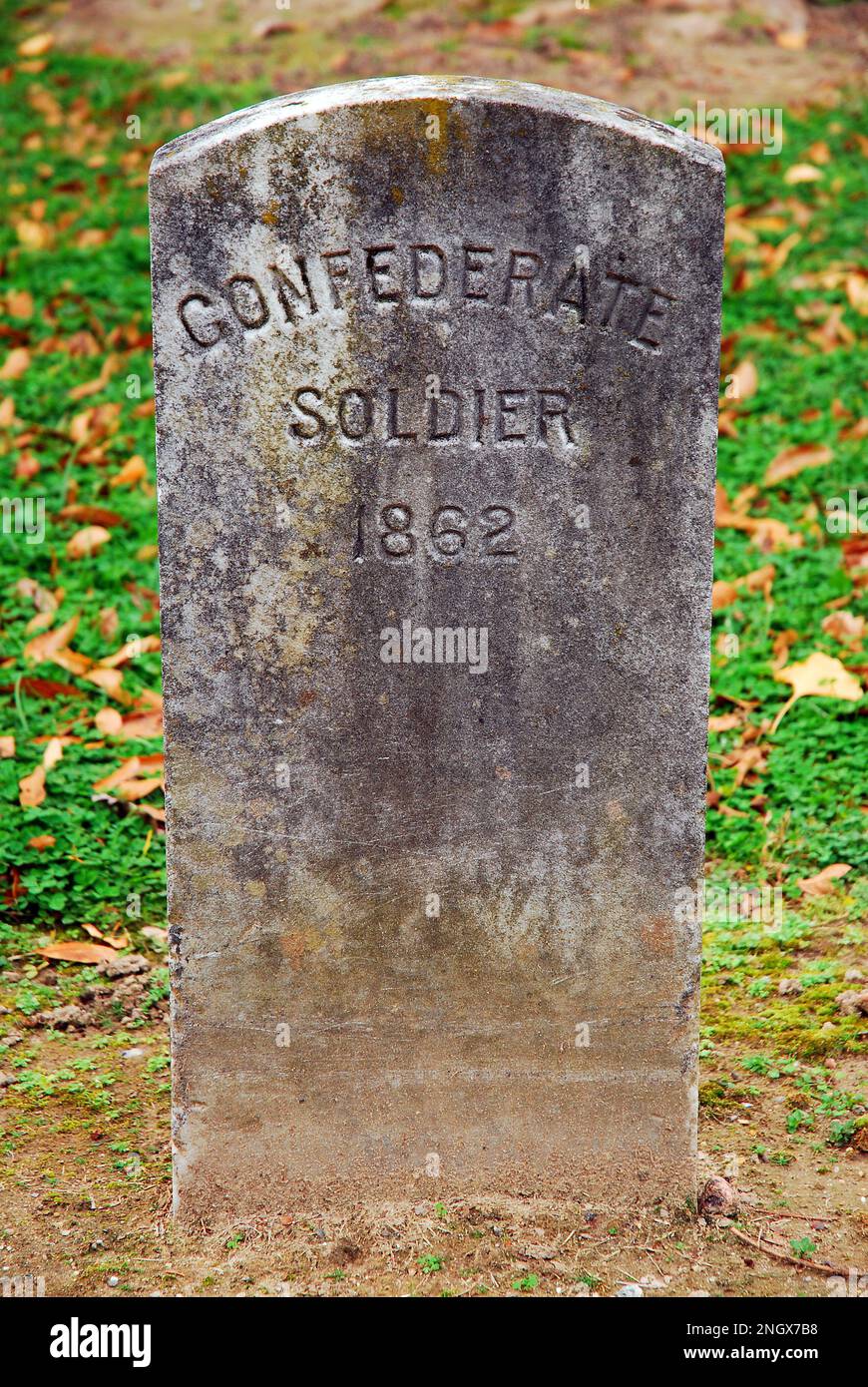 La tomba di un Soldato confederato sconosciuto si trova in un cimitero in Virginia Foto Stock