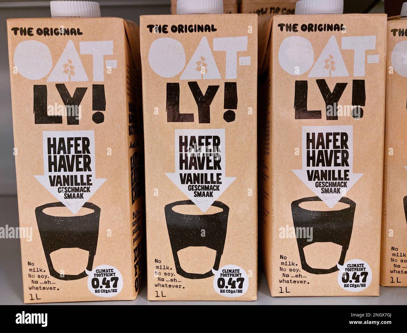 Oatly pacchetti alternativi di latte vegetariano in un supermercato Foto Stock