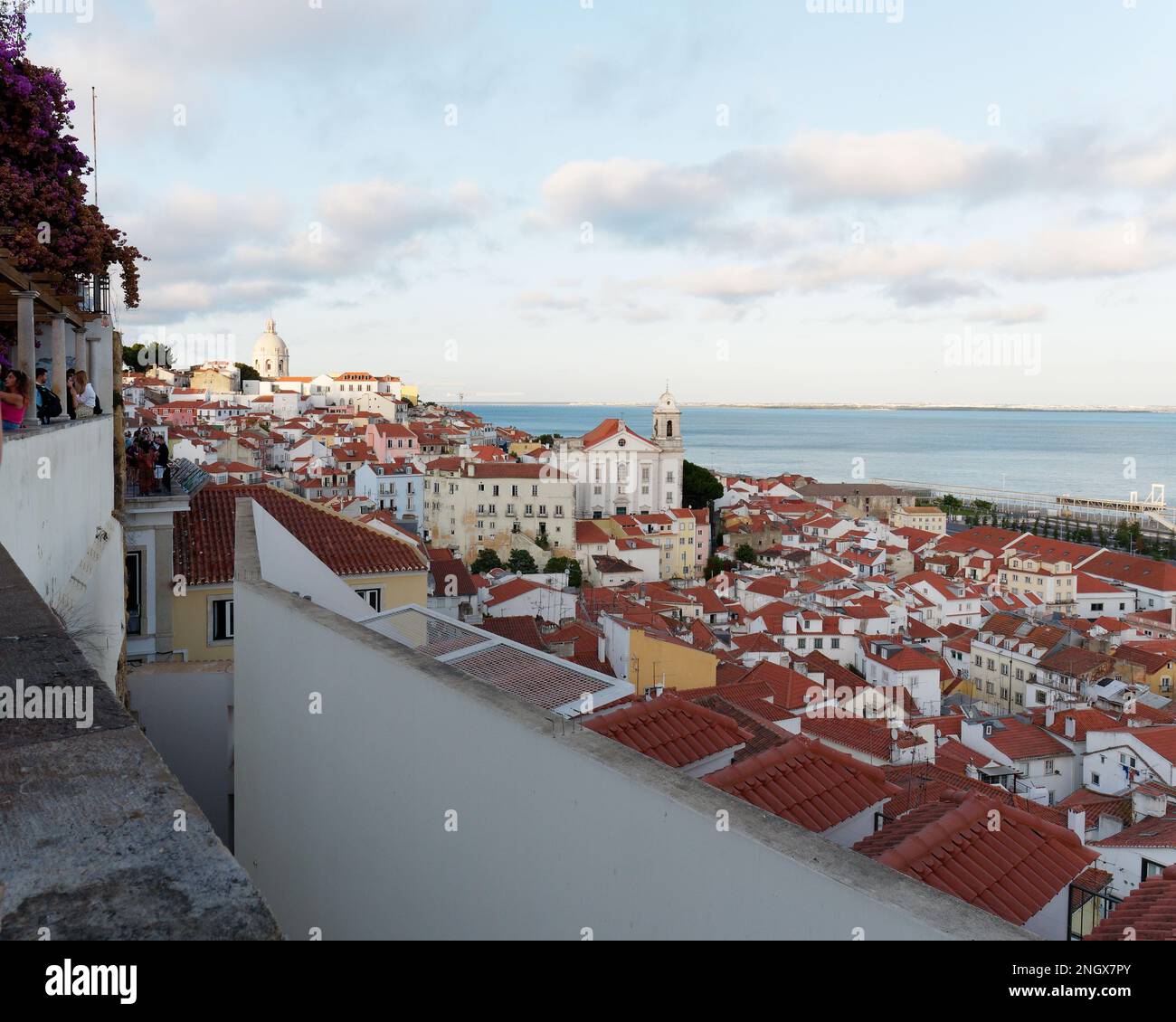 Vista dal punto panoramico Miradouro de Santa Luzia a Lisbona, Portogallo, in una serata estiva. Fiume Tago a destra. Foto Stock
