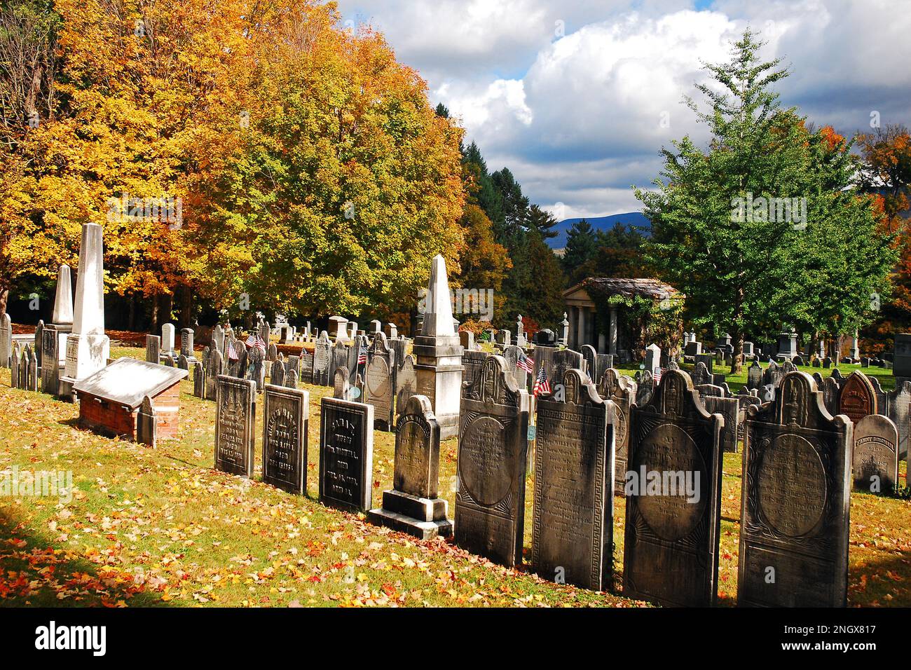 Tombe di soldati di guerra coloniali e rivoluzionari si trovano in un cimitero nel Vermont Foto Stock
