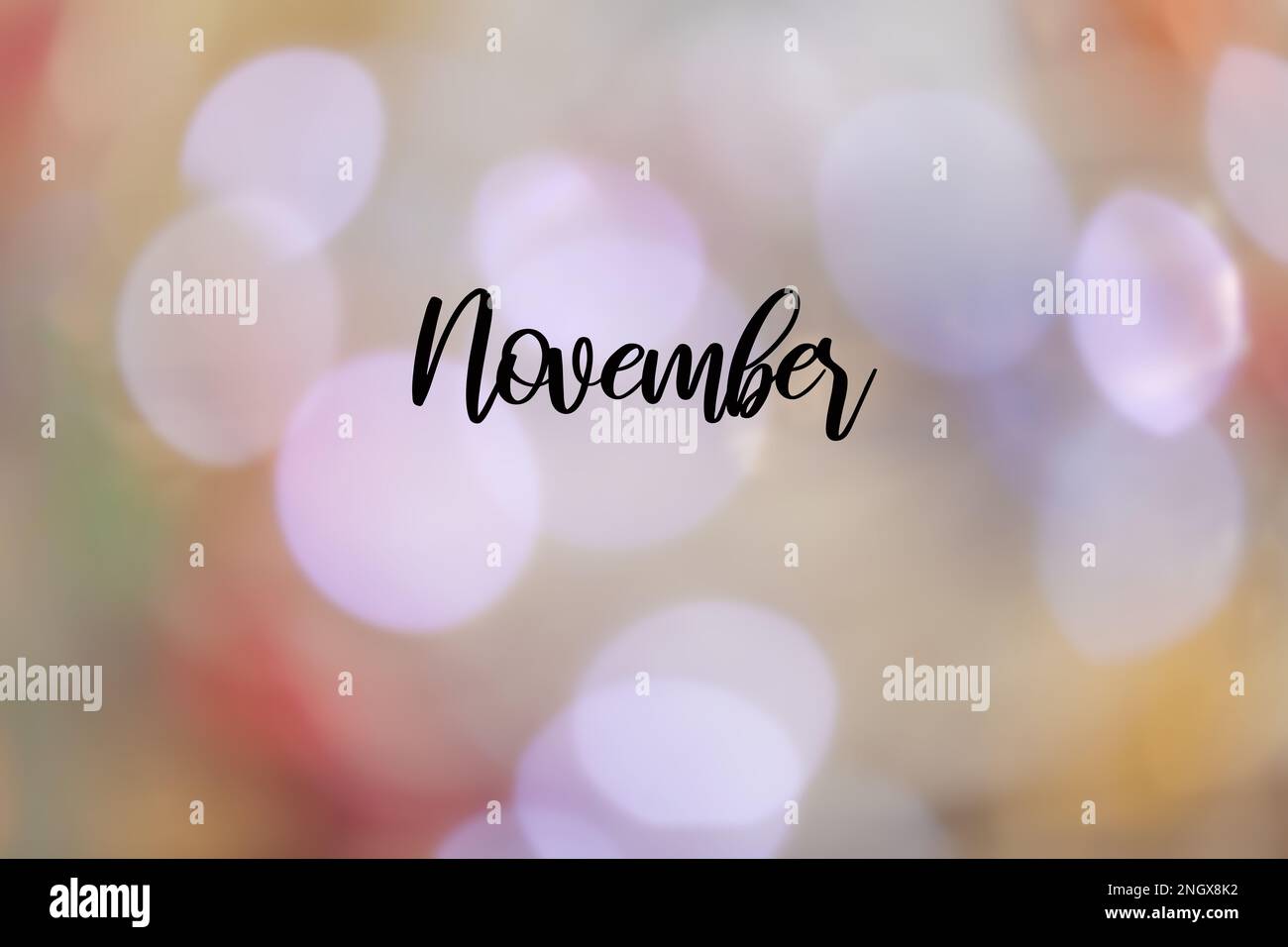 Uno sfondo colorato e sfocato con il nome 'Novembre' scritto in inglese. Foto Stock