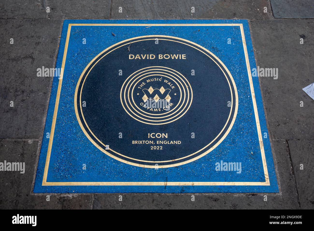 Omaggio postumo a DAVIE Bowie. Bowie's Stone on Music Walk of Fame a Camden Town, Londra, Inghilterra. Foto Stock