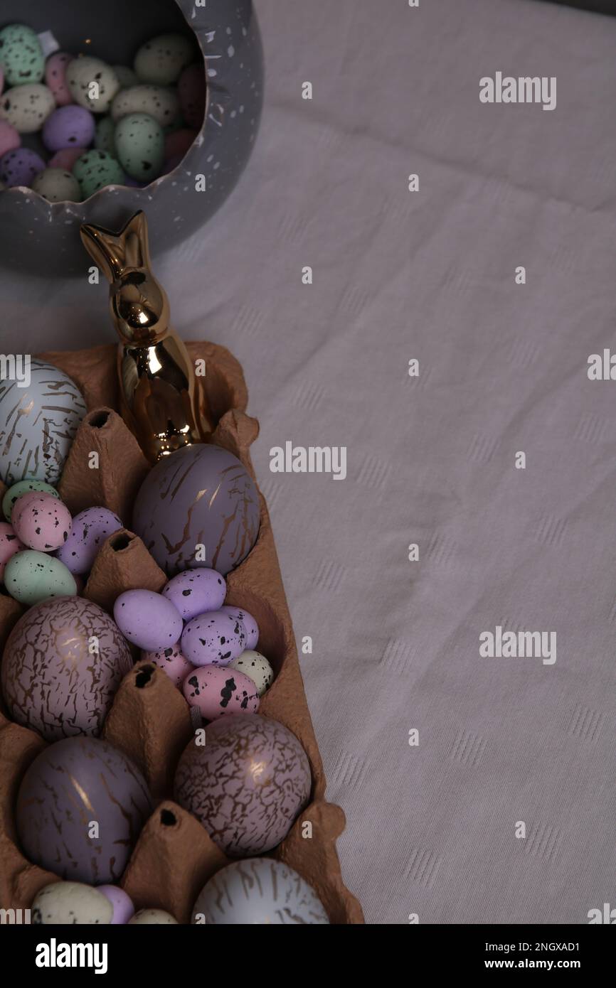 foto di quaglia e galline uova decorative giacenti in un contenitore sul tavolo Foto Stock