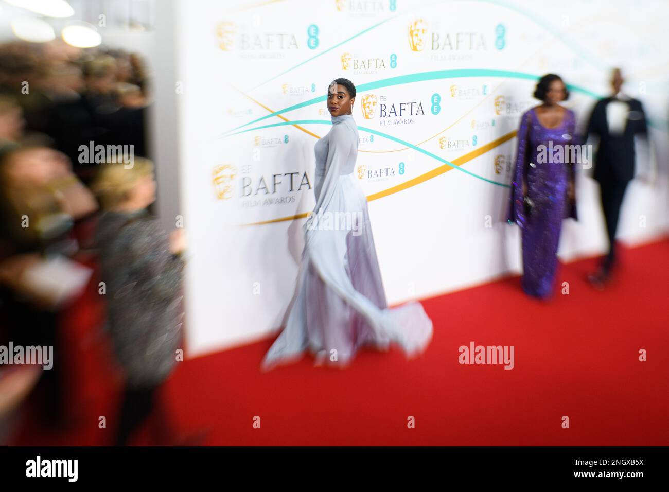 Londra, Regno Unito. 19 febbraio 2023. Lashana Lynch partecipa ai British Academy Film Awards 76th che si tengono presso il Royal Festival Hall del Southbank Centre di Londra. Data immagine: Domenica 19 febbraio 2023. Il credito fotografico dovrebbe essere: Matt Crossick/Empics/Alamy Live News EDITOR NOTA- QUESTA IMMAGINE È STATA SCATTATA CON UN OBIETTIVO TILT/SHIFT. Foto Stock