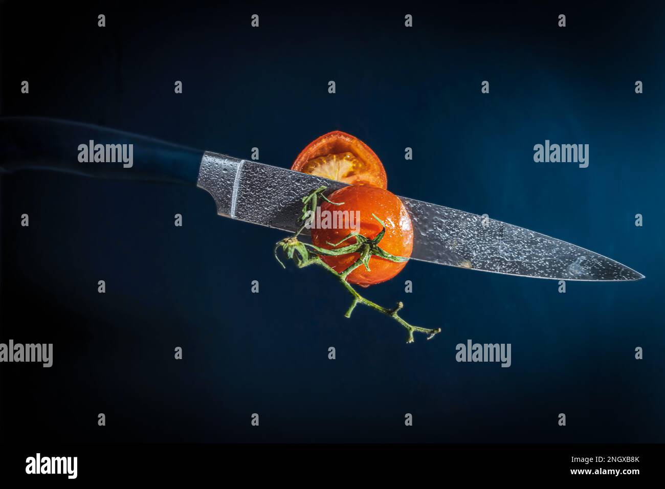 Coltello taglia un pomodoro Foto Stock