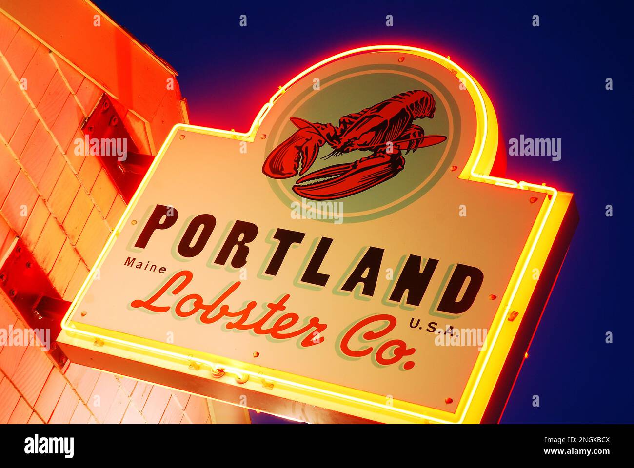 Il neon luminoso del cartello della Portland Lobster Company si affaccia sul ristorante e sulla caffetteria di notte nel Maine Foto Stock