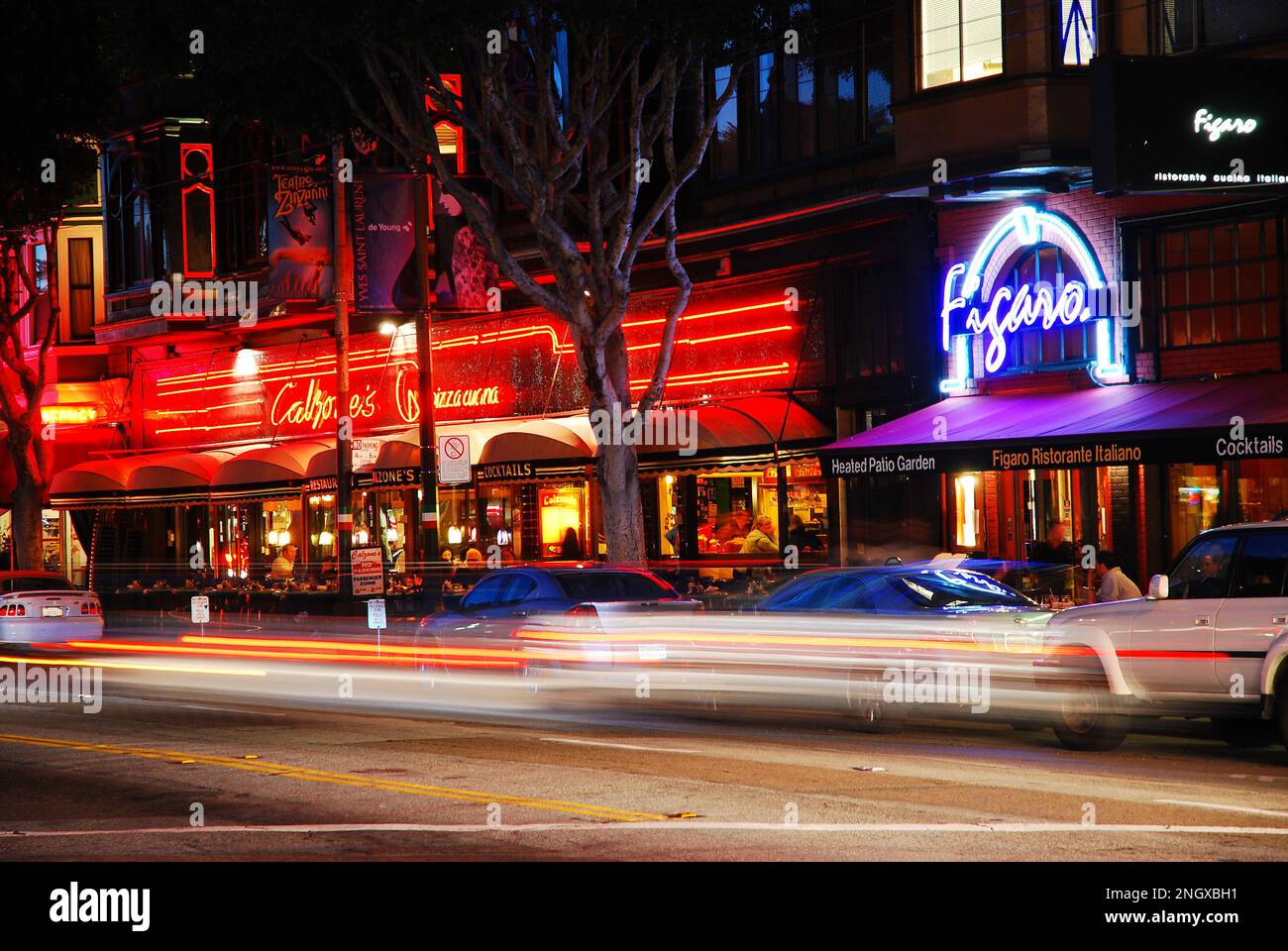 Il traffico si sposta lungo il quartiere di North Beach di San Francisco Foto Stock