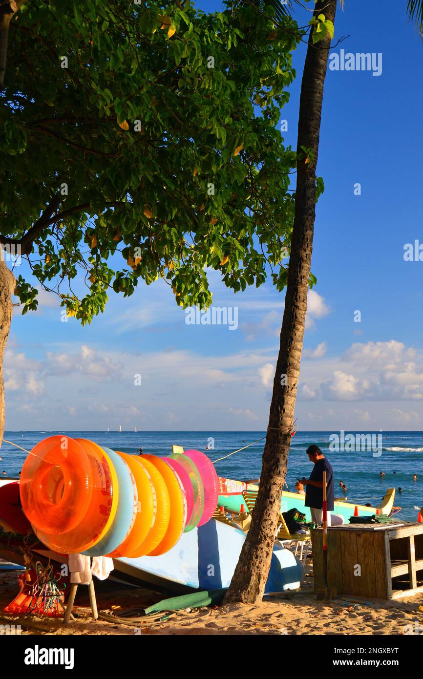 Tubi e tavole da surf sono in affitto a Waikiki Beach per i turisti durante le loro vacanze estive Foto Stock