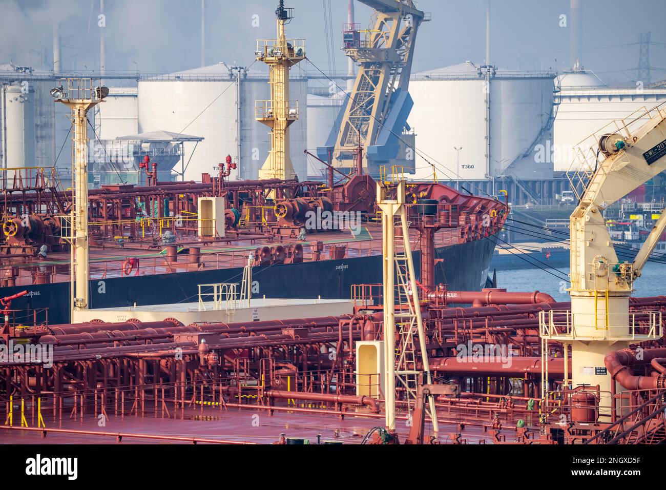 La petroliera HOJO, nel porto marittimo di Rotterdam, a Petroleumhaven, Europoort, le strutture di coperta, i gasdotti, Rotterdam, Paesi Bassi, Foto Stock