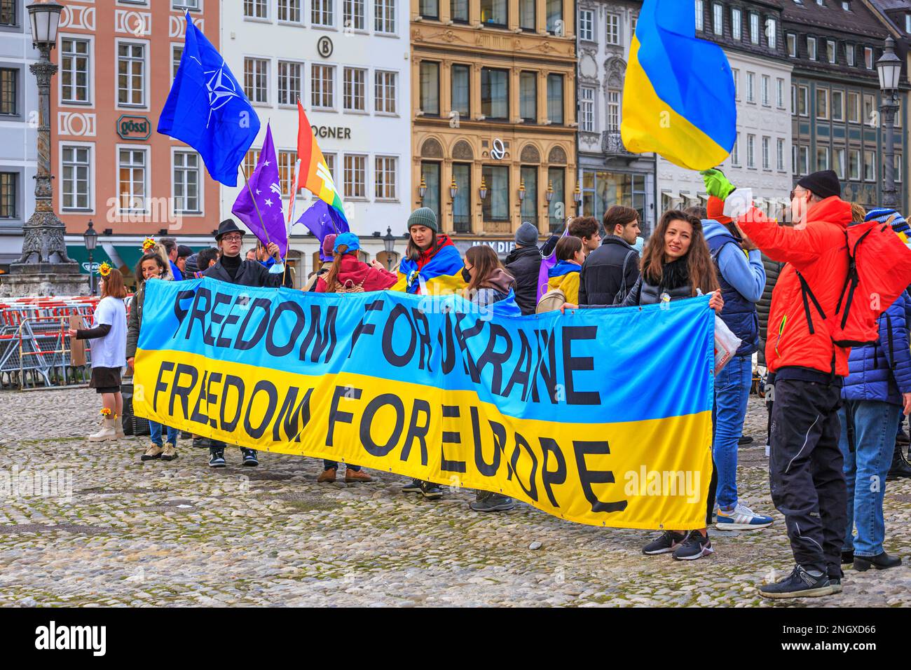 Manifestazione di protesta contro la guerra contro l'invasione russa dell'Ucraina con simboli ucraini sulla piazza centrale di Monaco, Germania, 12 novembre 2022 Foto Stock