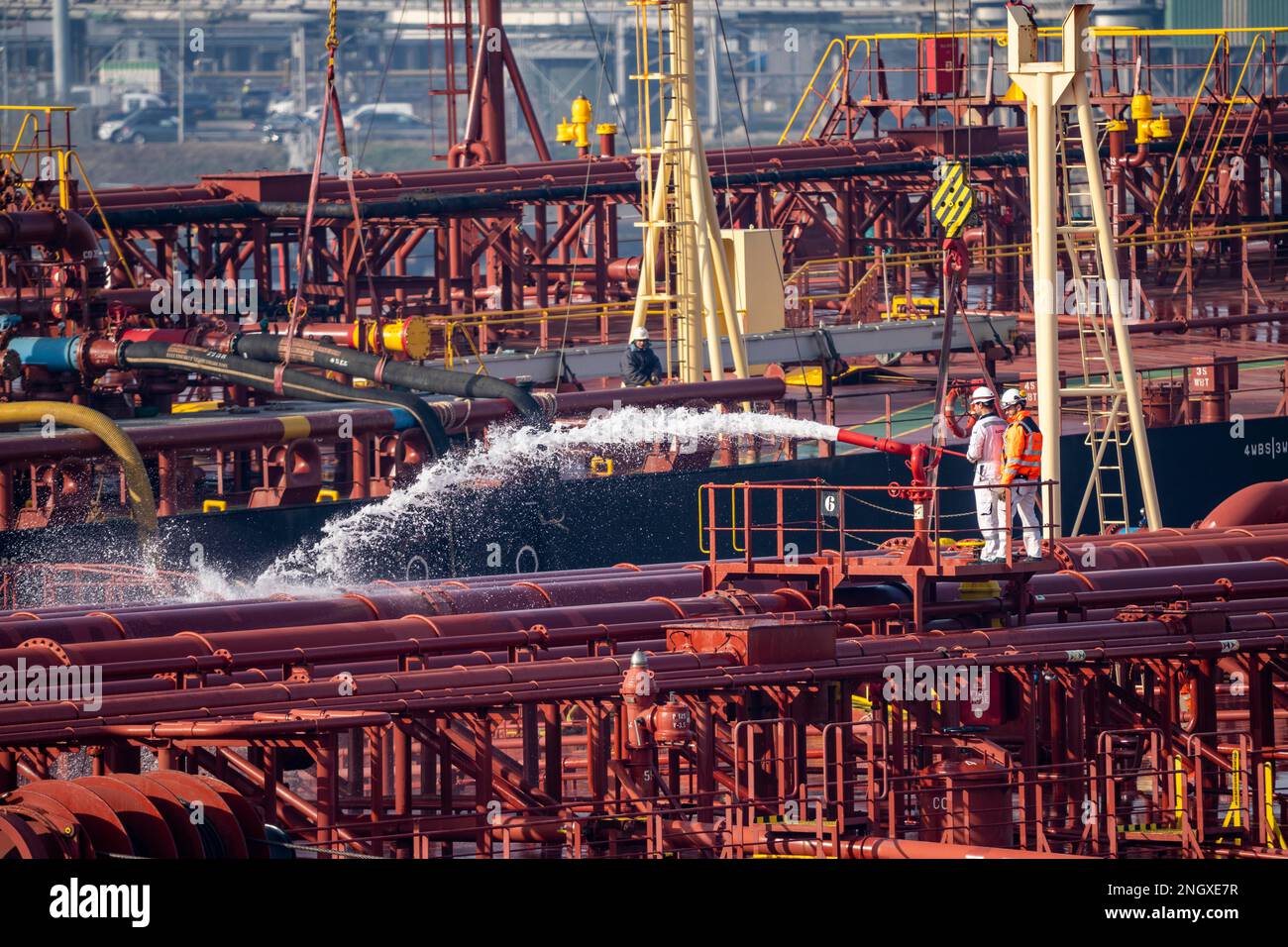 La petroliera HOJO, nel porto marittimo di Rotterdam, nel Petroleumhaven, Europoort, che controlla il personale della nave che controlla gli impianti antincendio; Foto Stock