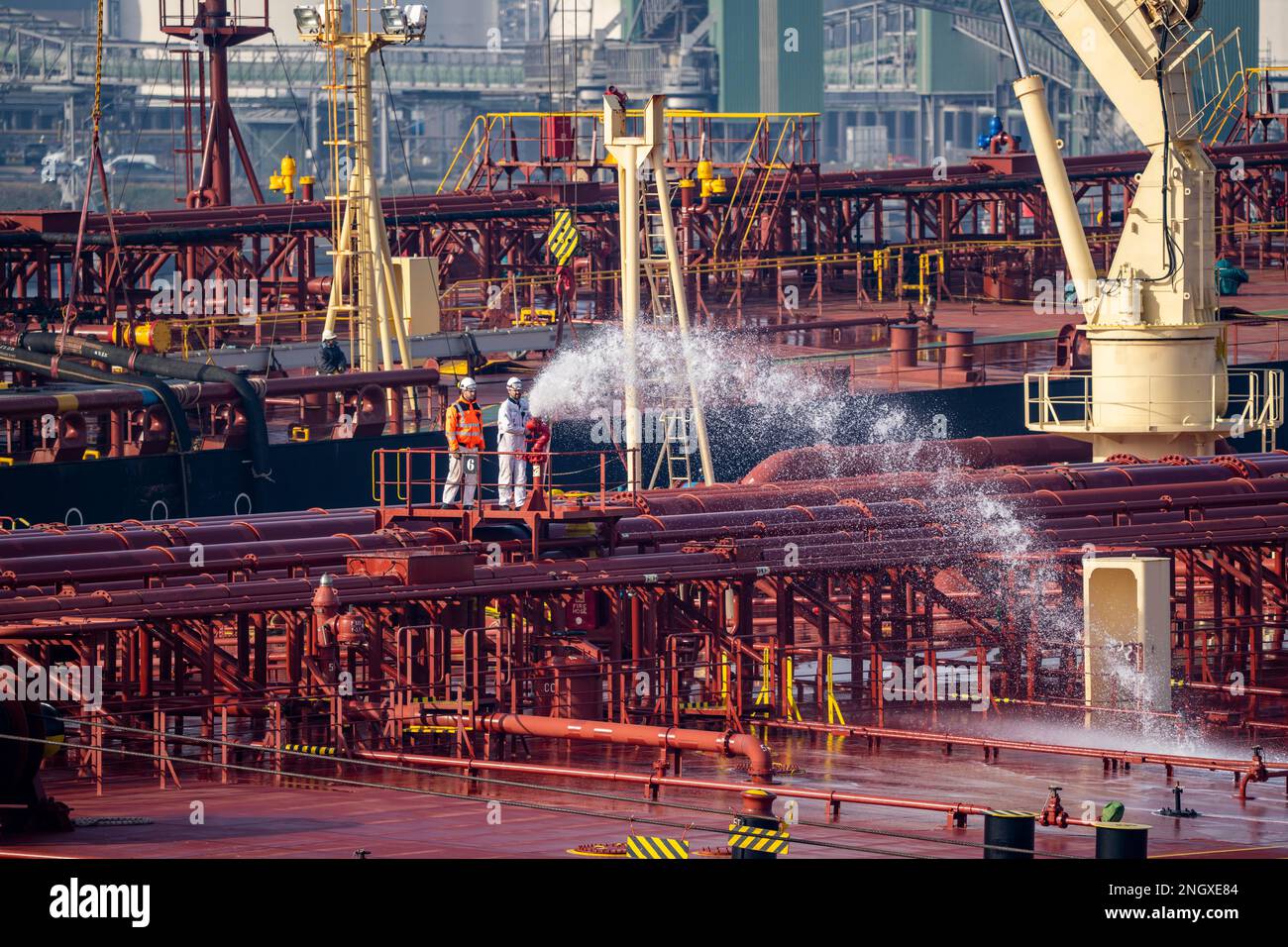 La petroliera HOJO, nel porto marittimo di Rotterdam, nel Petroleumhaven, Europoort, che controlla il personale della nave che controlla gli impianti antincendio; Foto Stock