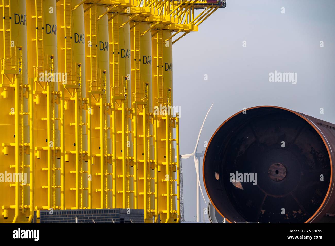 SIF Offshore Foundaitons, produzione di fondazioni per turbine eoliche offshore, turbine eoliche sono montate su questi tubi, che sono installati nella s. Foto Stock