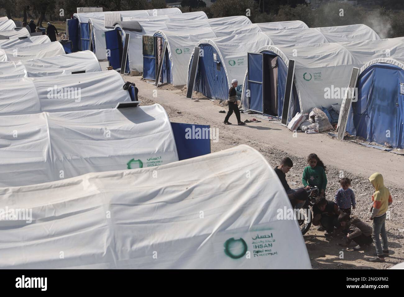 Salqin, Siria. 19th Feb, 2023. Si vedono persone in un rifugio di emergenza costruito per coloro che sono stati colpiti dal terremoto che ha devastato il confine turco-siriano. Credit: ANAS Alkharboutli/dpa/Alamy Live News Foto Stock