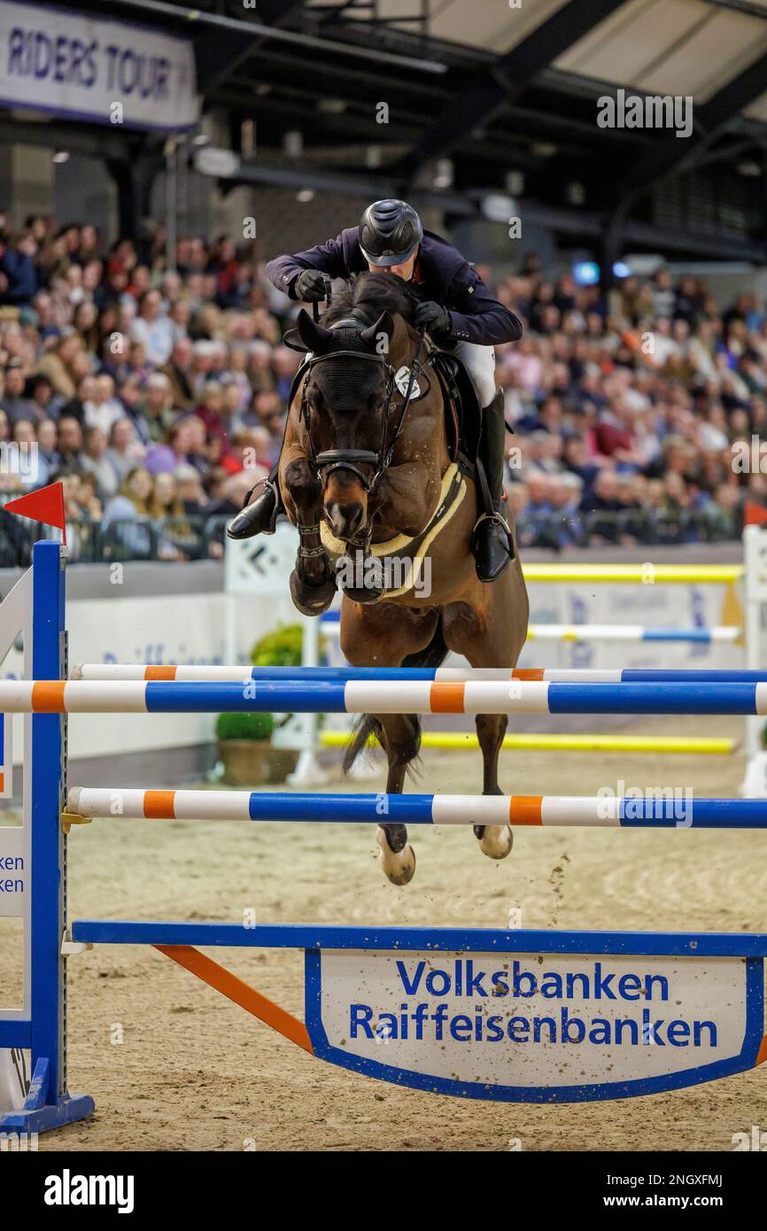 19 febbraio 2023, Schleswig-Holstein, Neumünster: Sport equestre/jumping: Gran premio (finale del Riders Tour). Ulrich Hensel guida Europa H. ha il quarto posto nella competizione di salto. Foto: Stefan Lafrentz/dpa Foto Stock