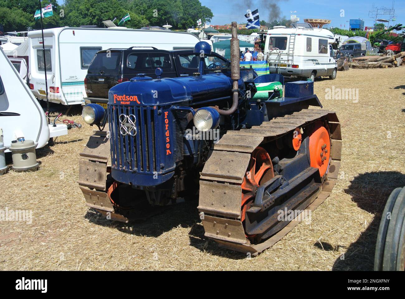 Un trattore cingolato Fordson Major parcheggiato in mostra alla Torbay Steam Fair, Churston, Devon, Inghilterra, Regno Unito. Foto Stock