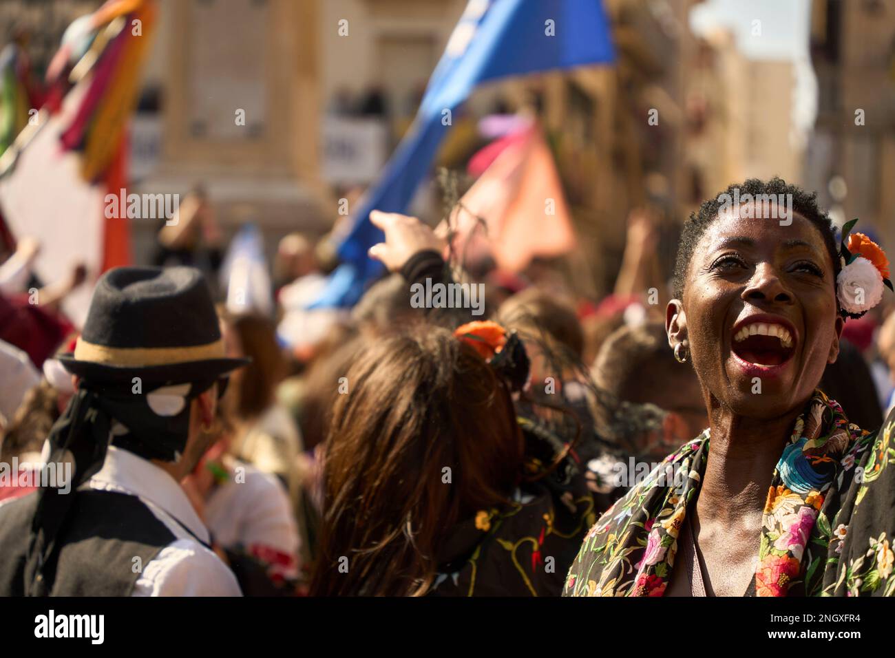 19 febbraio 2023, Vilanova i la Geltru, Catalogna, Spagna: La tradizione del Carnevale della città risale al 1790 ed è una delle più ricche nella varietà dei suoi atti e rituali. Adotta uno stile antico in cui si valorizzano la satira e la partecipazione attiva. E 'meglio noto per Les Comparses, che si tiene la Domenica, una danza tumultuosa in cui migliaia di ballerini in abito tradizionale marzo per la strada che forma le linee mentre gettano caramelle dure l'uno contro l'altro.(Credit Image: © Eric Renom/ZUMA Press Wire) USO EDITORIALE SOLO! Non per USO commerciale! Foto Stock